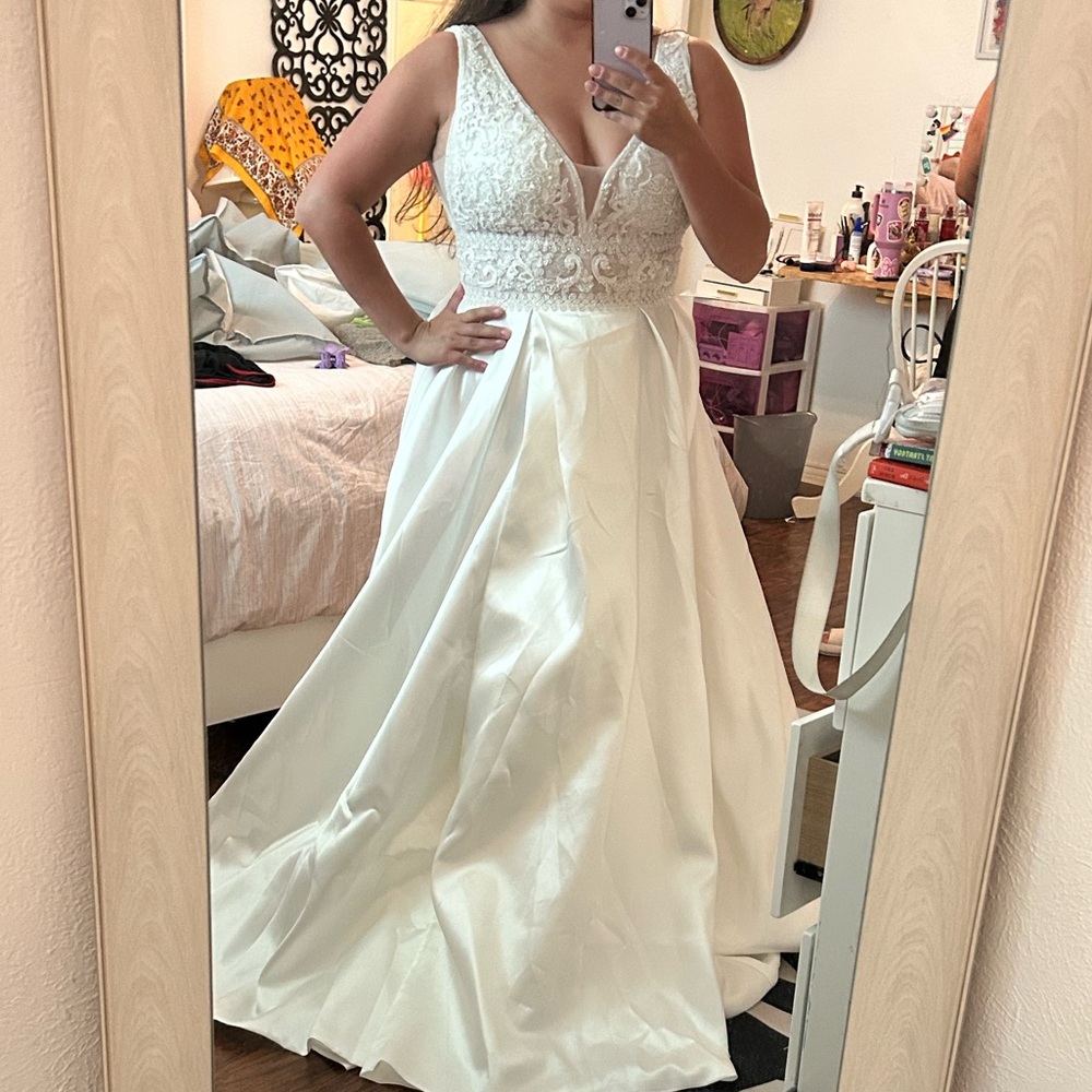 Elegant White Sleeveless Gown